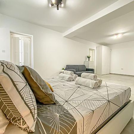 Designer Duplex Penthouse In Floriana公寓 外观 照片