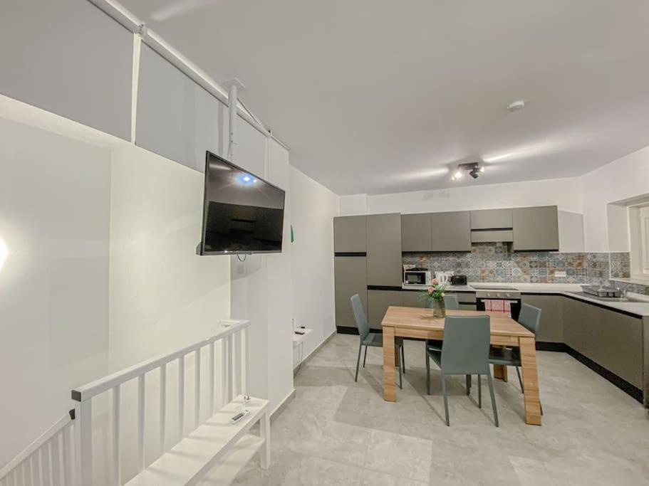 Designer Duplex Penthouse In Floriana公寓 外观 照片